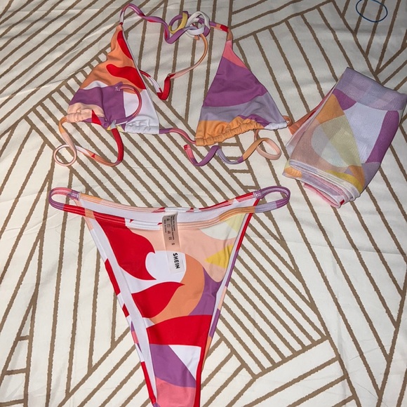 Bikini - Picture 1 of 1